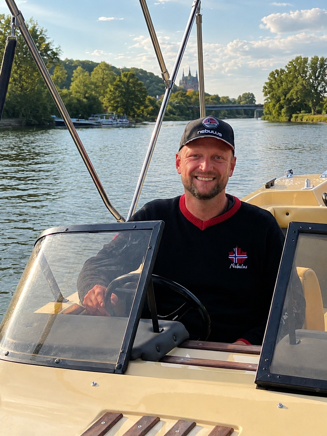 Fahrlehrer Thomas im Hafen an der Bootsschule